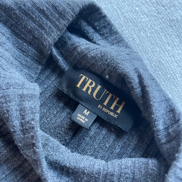 Top. - Picture 4 of 5